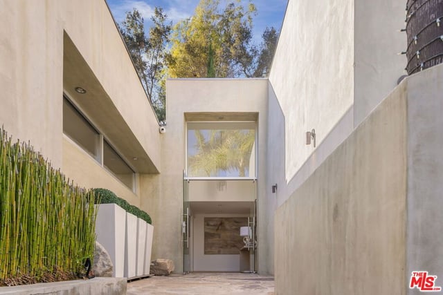 2731 Hutton Drive, Los Angeles, CA 90210 — photo 9 of 39