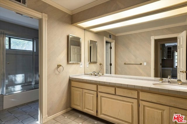 2573 Benedict Canyon Drive, Los Angeles, CA 90210 — photo 35 of 46