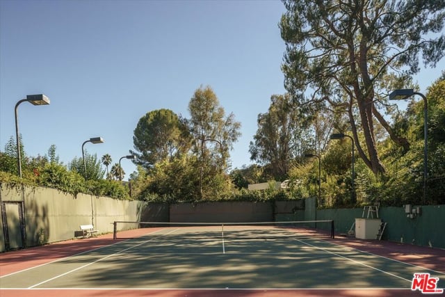 2573 Benedict Canyon Drive, Los Angeles, CA 90210 — photo 42 of 46