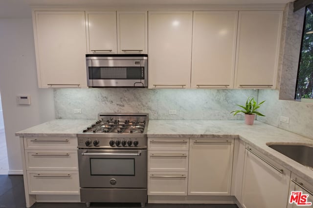 9033 Vista Grande Street 3, West Hollywood, CA 90069 — photo 10 of 41