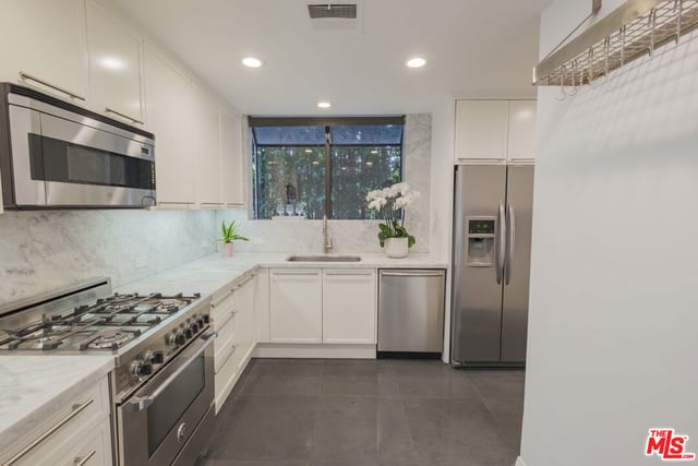 9033 Vista Grande Street 3, West Hollywood, CA 90069 — photo 9 of 41