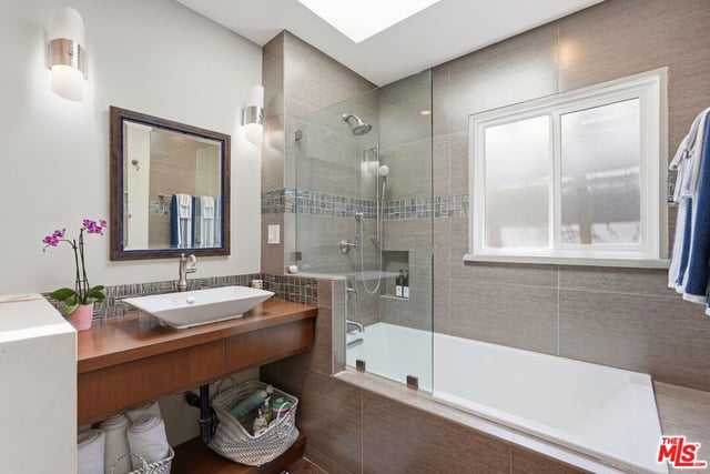 1309 Carmona Avenue, Los Angeles, CA 90019 — photo 12 of 25