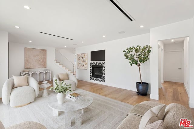 5528 Marburn Avenue, Los Angeles, CA 90043 — photo 4 of 40