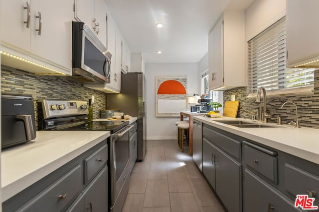 1045 N Kings Road 107, West Hollywood, CA 90069 — photo 11 of 29