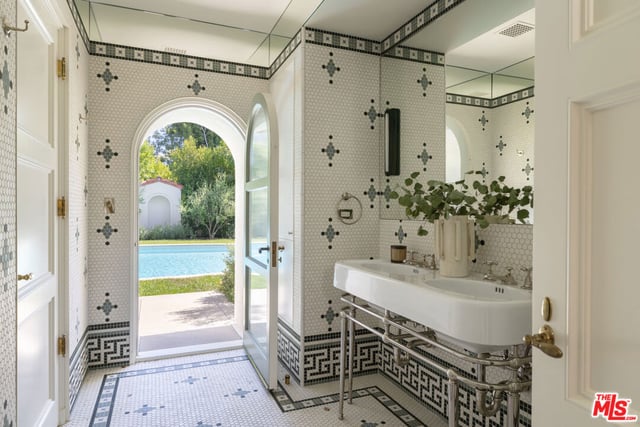 402 S Las Palmas Avenue, Los Angeles, CA 90020 — photo 26 of 39