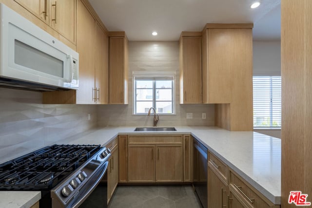 5135 Zelzah Avenue 305, Encino, CA 91316 — photo 11 of 28