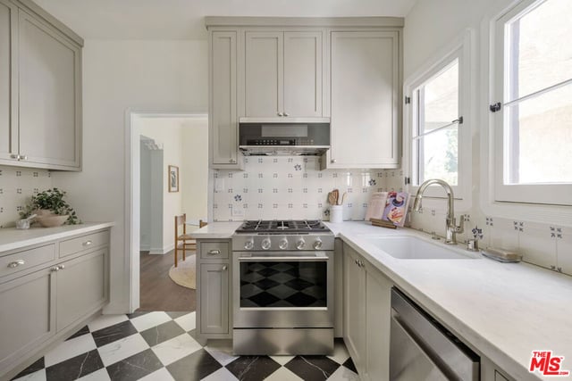 1106 S Cochran Avenue, Los Angeles, CA 90019 — photo 10 of 24