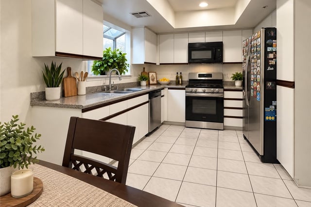 9141 Vincente Way, Los Angeles, CA 91343 — photo 11 of 23