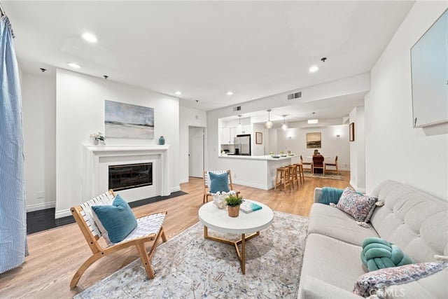 2222 N Beachwood Drive 105, Los Angeles, CA 90068 — photo 4 of 40