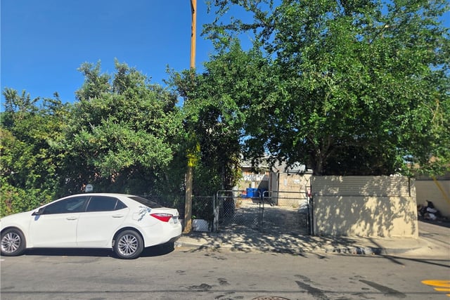 7500 Crockett, Los Angeles, CA 90001 — photo 3 of 22