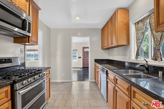5551 Arch Crest Drive, Los Angeles, CA 90043 — photo 10 of 36