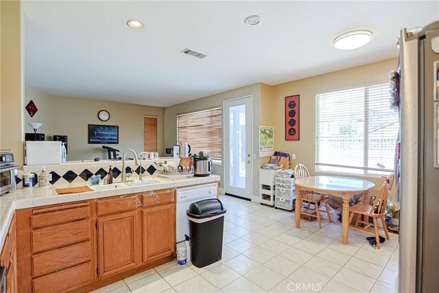 28611 Lupine St, Castaic, CA 91384 — photo 8 of 46