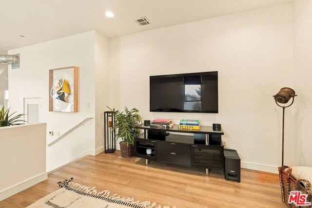 8703 W West Knoll Drive 104, West Hollywood, CA 90069 — photo 10 of 24