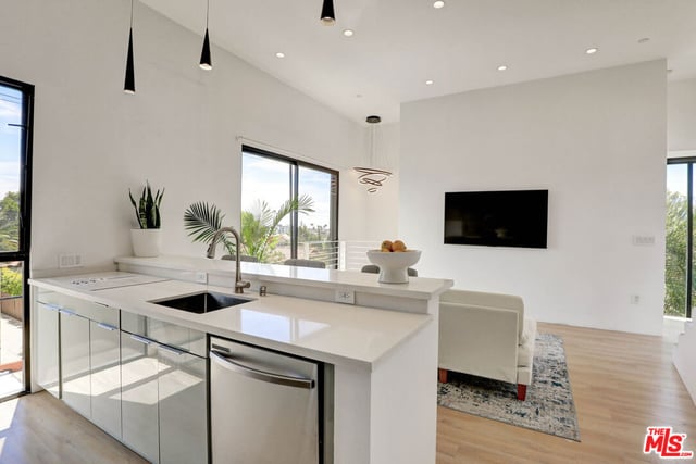 1282 S Cloverdale Avenue, Los Angeles, CA 90019 — photo 9 of 29