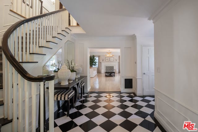 17503 Rancho Street, Encino, CA 91316 — photo 4 of 32