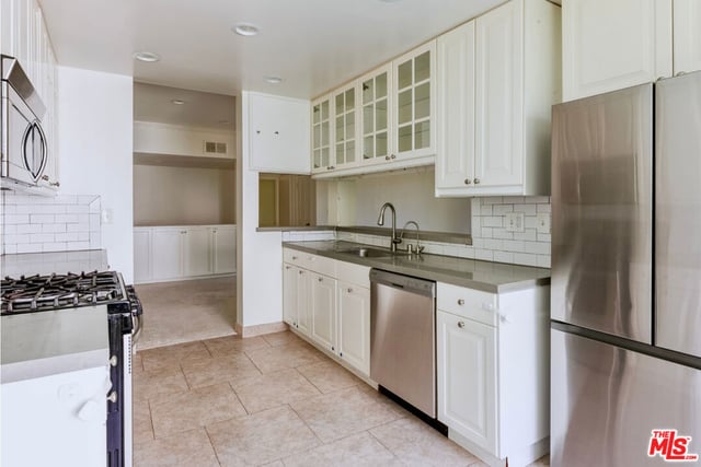 11755 Montana Avenue 208, Los Angeles, CA 90049 — photo 18 of 25