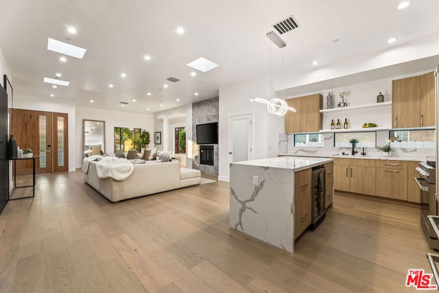 1170 S Lucerne Boulevard, Los Angeles, CA 90019 — photo 10 of 44