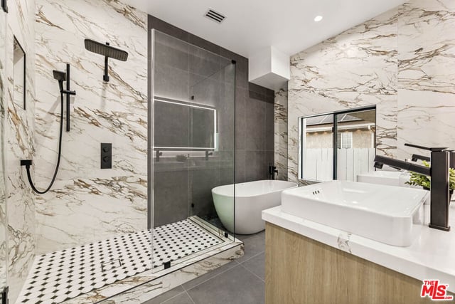 1170 S Lucerne Boulevard, Los Angeles, CA 90019 — photo 14 of 44
