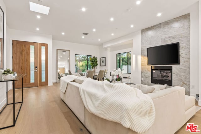 1170 S Lucerne Boulevard, Los Angeles, CA 90019 — photo 3 of 44