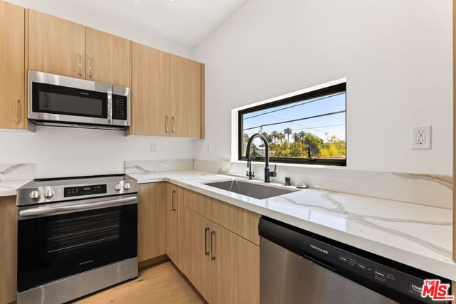 1170 S Lucerne Boulevard, Los Angeles, CA 90019 — photo 38 of 44