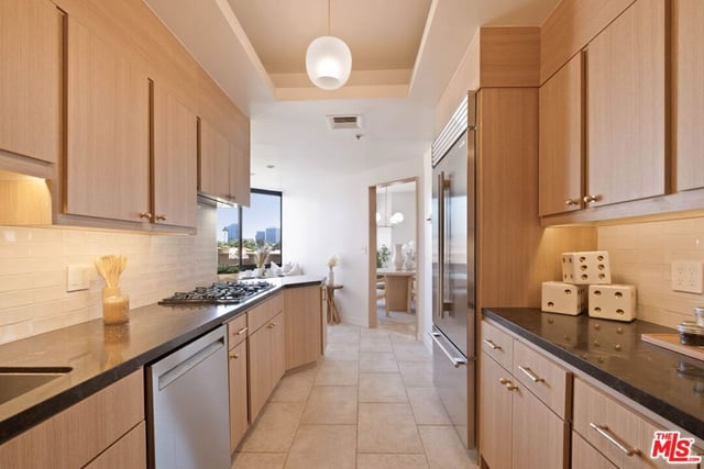 10560 Wilshire Boulevard 404, Los Angeles, CA 90024 — photo 20 of 45