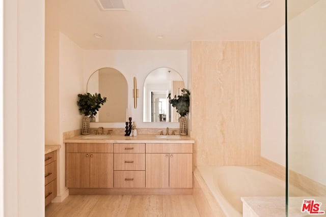 10560 Wilshire Boulevard 404, Los Angeles, CA 90024 — photo 28 of 45