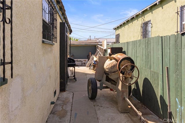 650 W 107th Street, Los Angeles, CA 90044 — photo 10 of 12