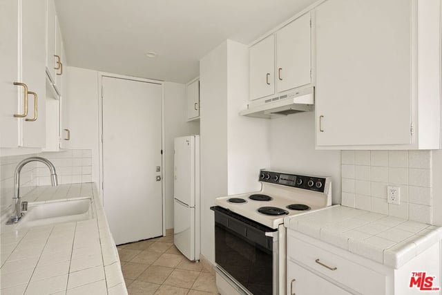 10751 Wilshire Boulevard PH1, Los Angeles, CA 90024 — photo 5 of 14