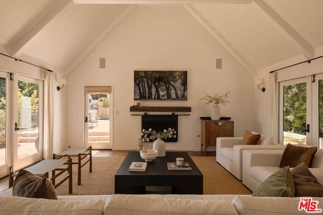 8148 Mannix Drive, Los Angeles, CA 90046 — photo 10 of 42