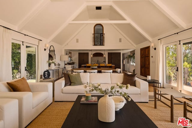 8148 Mannix Drive, Los Angeles, CA 90046 — photo 3 of 42