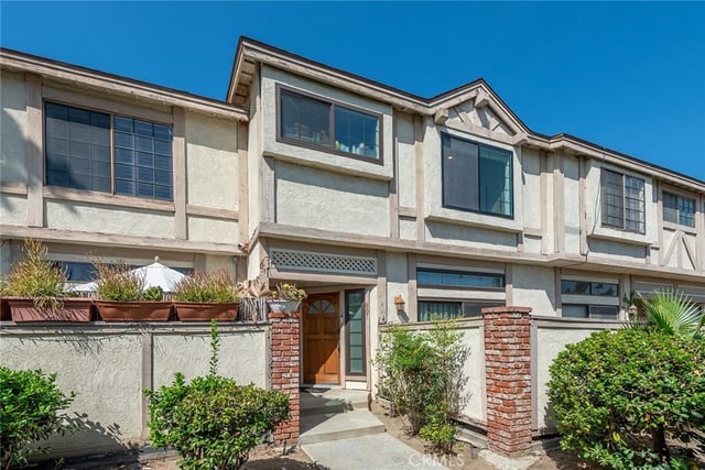 7100 Balboa Boulevard 807, Lake Balboa, CA 91406 — photo 2 of 22