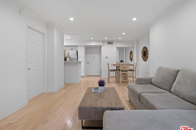 21520 Burbank Boulevard 112, Woodland Hills, CA 91367 — photo 9 of 17