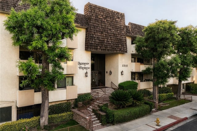 5315 Yarmouth Avenue 104, Encino, CA 91316 — photo 2 of 29