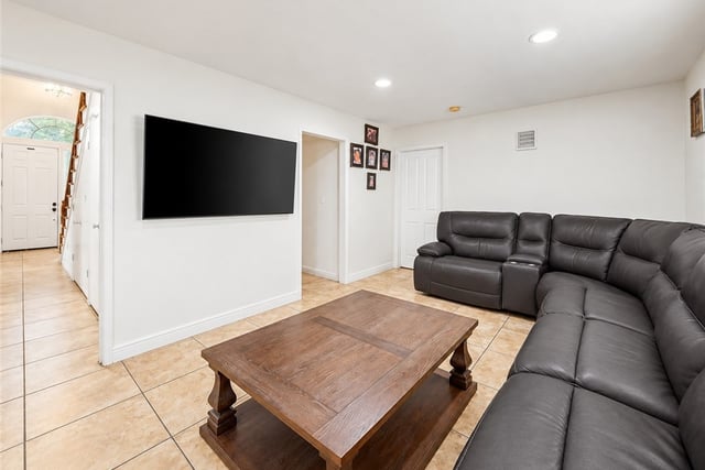 14661 oak road, Sylmar, CA 91342 — photo 6 of 23