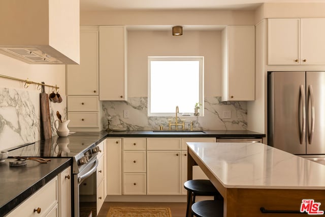931 S Sycamore Avenue, Los Angeles, CA 90036 — photo 9 of 36
