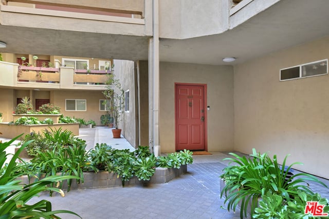 4301 Fulton Avenue 106, Los Angeles, CA 91423 — photo 33 of 35