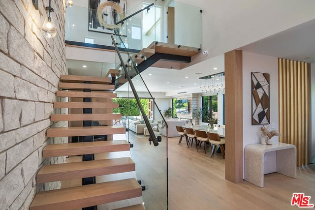 5529 Greenbush Avenue, Sherman Oaks, CA 91401 — photo 4 of 50