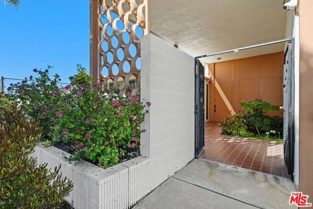 5435 W 64th Street, Los Angeles, CA 90056 — photo 7 of 38