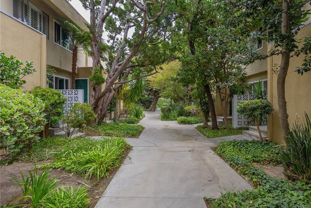 11138 Aqua Vista Street 18, Studio City, CA 91602 — photo 3 of 41