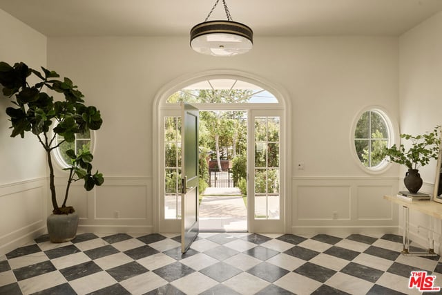 31 Oakmont Drive, Los Angeles, CA 90049 — photo 4 of 34
