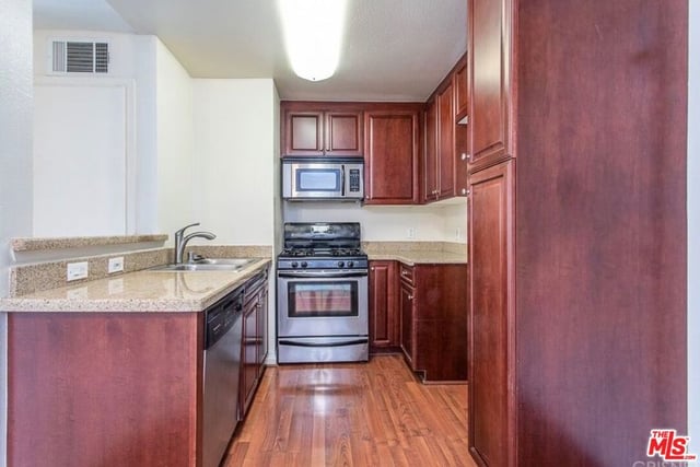 5530 Owensmouth Avenue 219, Woodland Hills, CA 91367 — photo 3 of 14