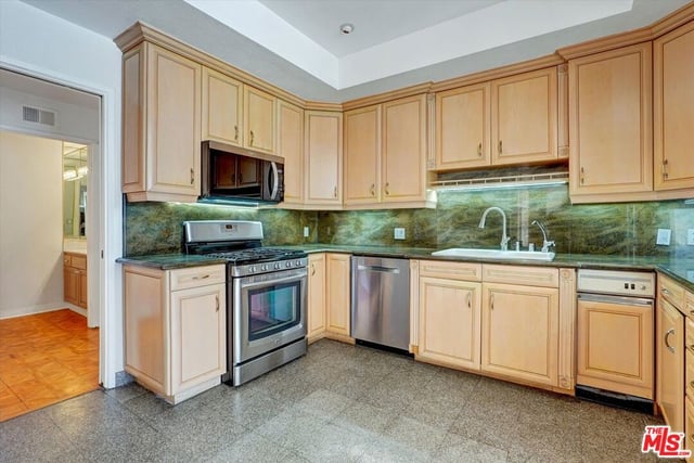 1140 Alta Loma Road 303, West Hollywood, CA 90069 — photo 16 of 57