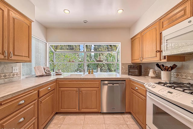 2516 Clearfield Place, Simi Valley, CA 93065 — photo 12 of 38