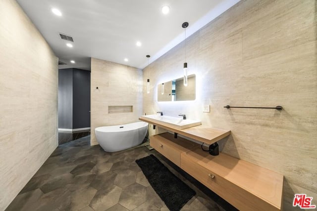 1100 Wilshire Boulevard 3208, Los Angeles, CA 90017 — photo 10 of 29
