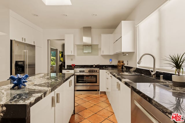1516 N Genesee Avenue, Los Angeles, CA 90046 — photo 9 of 21