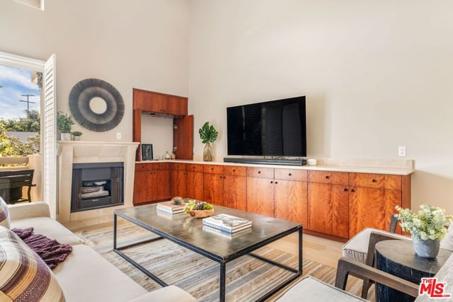 10511 Ashton Avenue 305, Los Angeles, CA 90024 — photo 3 of 16