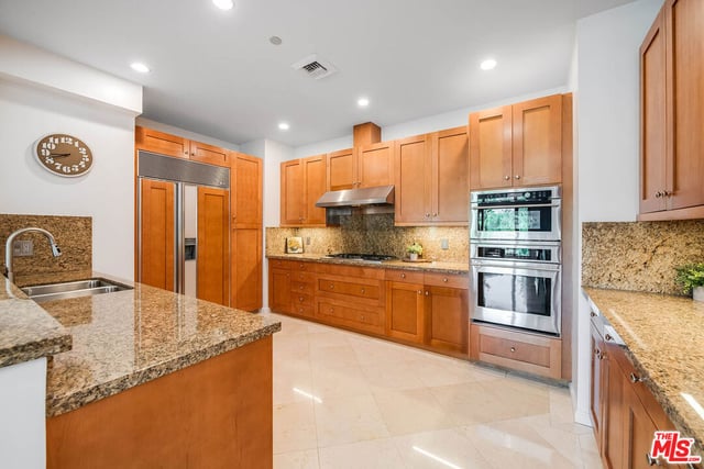 10727 Wilshire Boulevard 502, Los Angeles, CA 90024 — photo 15 of 31