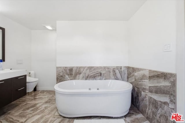 729 S Bronson Avenue, Los Angeles, CA 90005 — photo 5 of 55