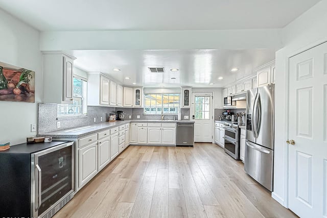 2035 N Evergreen Street, Burbank, CA 91505 — photo 13 of 41