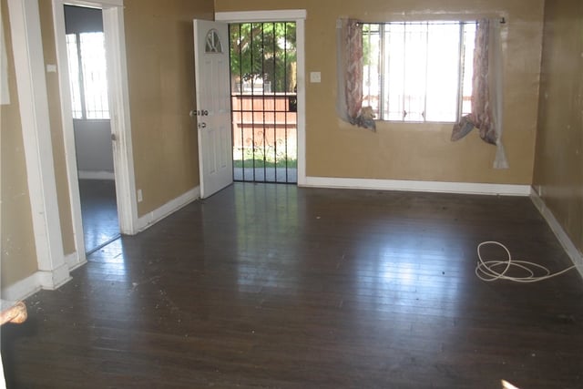 5911 Arlington, Los Angeles, CA 90043 — photo 2 of 5